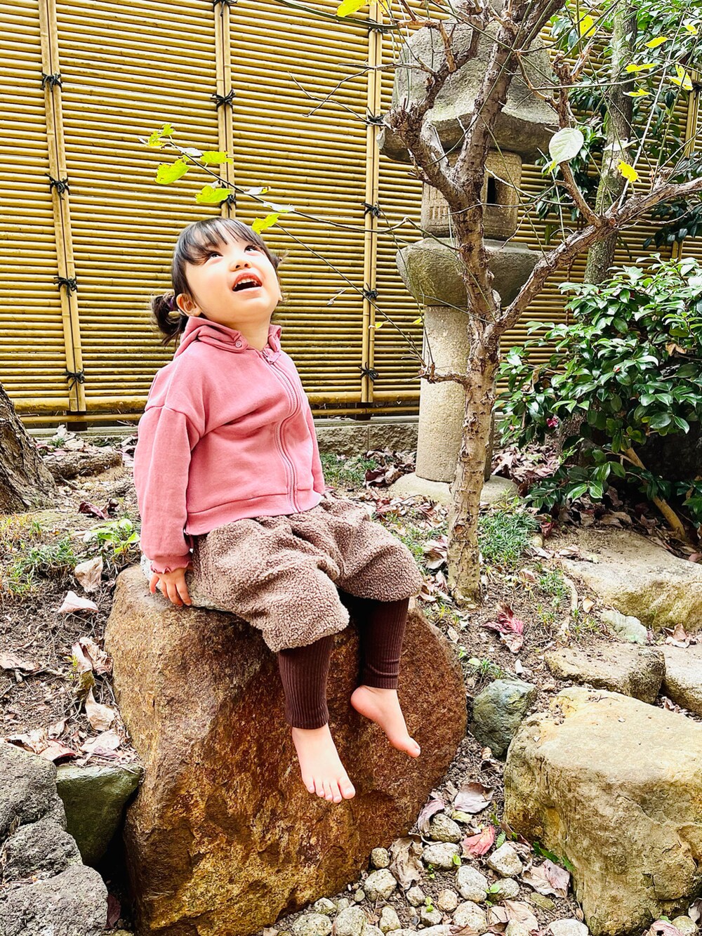 ブラウン系のパンツを着用したキッズの秋コーディネートの2枚目の写真