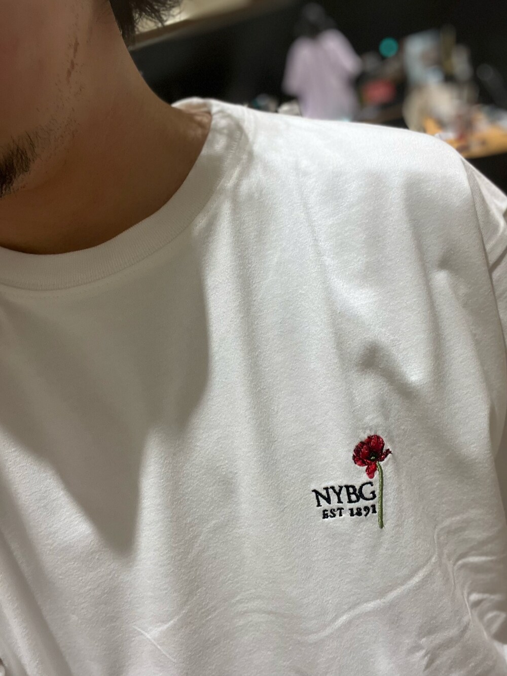 ホワイト系のTシャツ/カットソー、グリーン系のカーゴパンツを着用したメンズの夏コーディネートの3枚目の写真