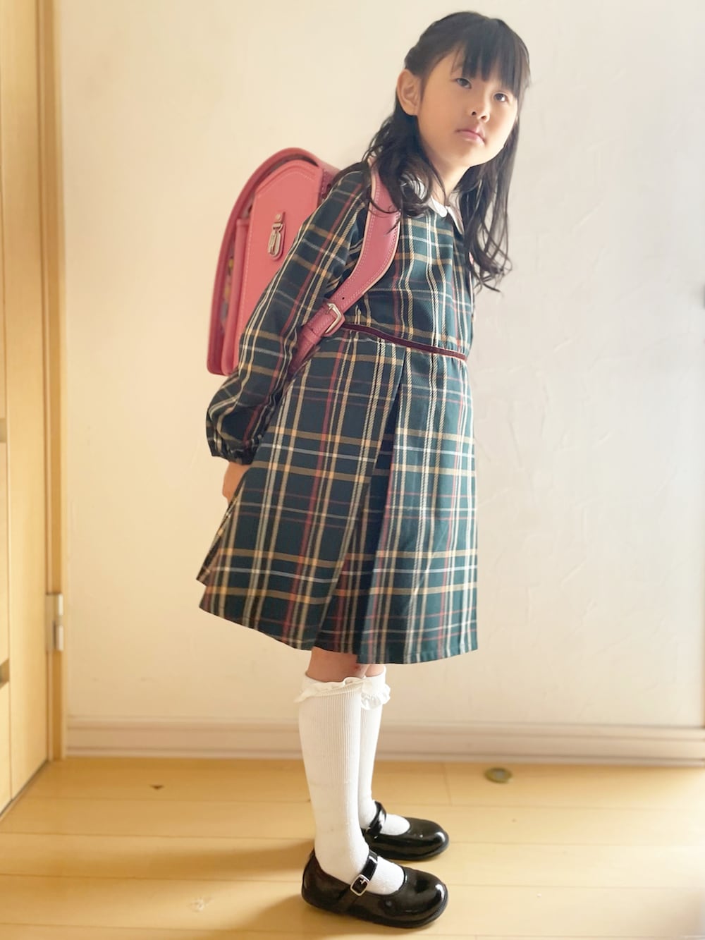 「入学式、入学式コーデ、ワンピース、チェック、ランドセル、土屋鞄、ストラップシューズ、ハイソックス、セレモニー、B:MING by BEAMS、LOWRYS FARM」｜「B:MING by BEAMSのBB:MING by BEAMS / CEREMONY TR チェック ワンピース（100～130cm）セレモニー　フォーマル　オケージョン（ワンピース、グリーン系）」を使った、maakeeさん（キッズ・120cm）の春コーディネートの2枚目の写真