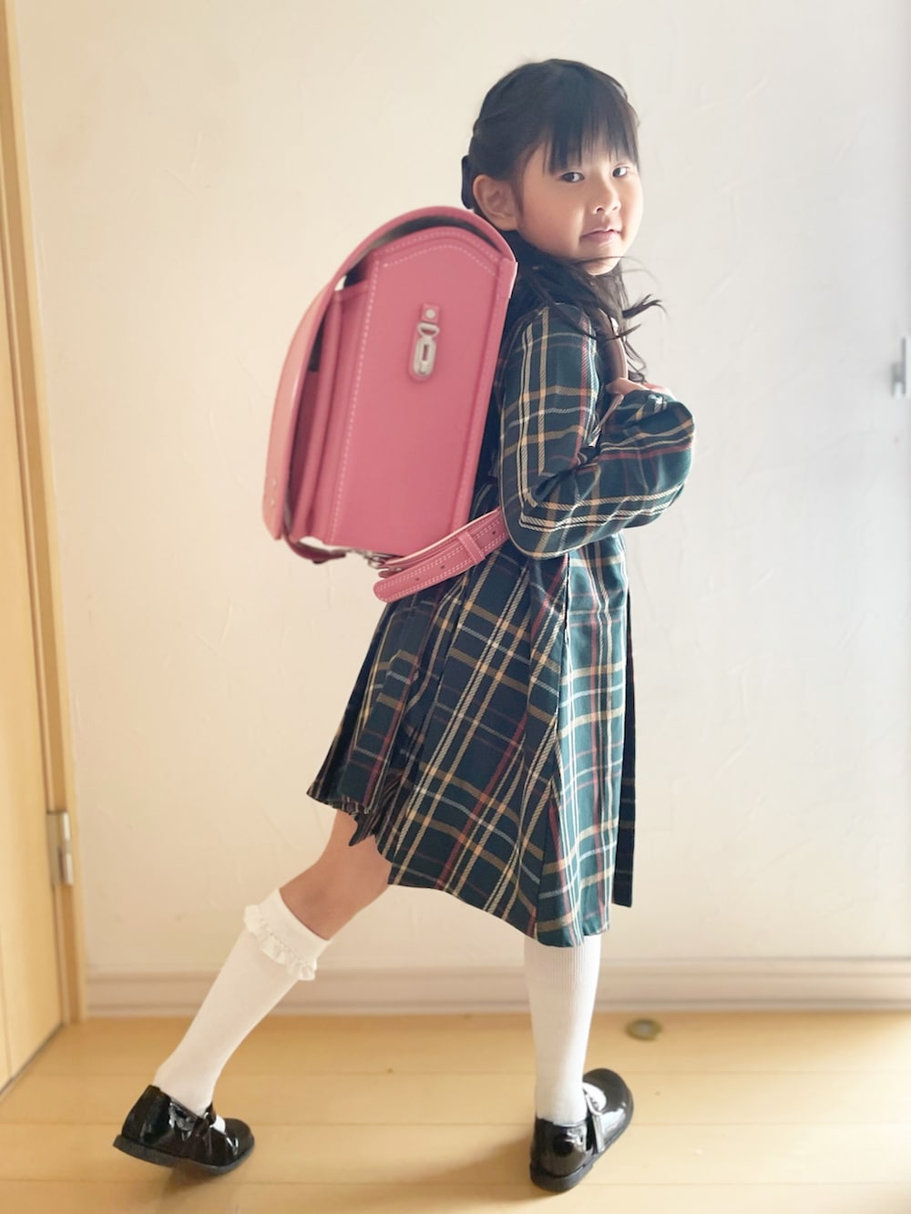 「入学式、入学式コーデ、ワンピース、チェック、ランドセル、土屋鞄、ストラップシューズ、ハイソックス、セレモニー、B:MING by BEAMS、LOWRYS FARM」｜「B:MING by BEAMSのBB:MING by BEAMS / CEREMONY TR チェック ワンピース（100～130cm）セレモニー　フォーマル　オケージョン（ワンピース、グリーン系）」を使った、maakeeさん（キッズ・120cm）の春コーディネートの3枚目の写真