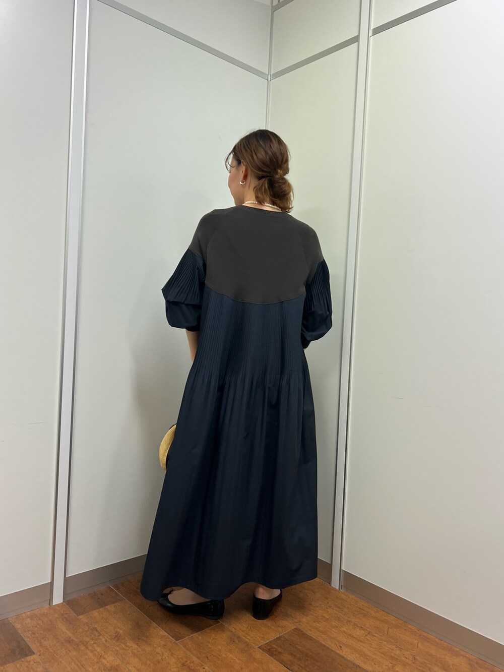 グレー系のワンピース、ベージュ系のトートバッグを着用したレディースの春コーディネートの2枚目の写真