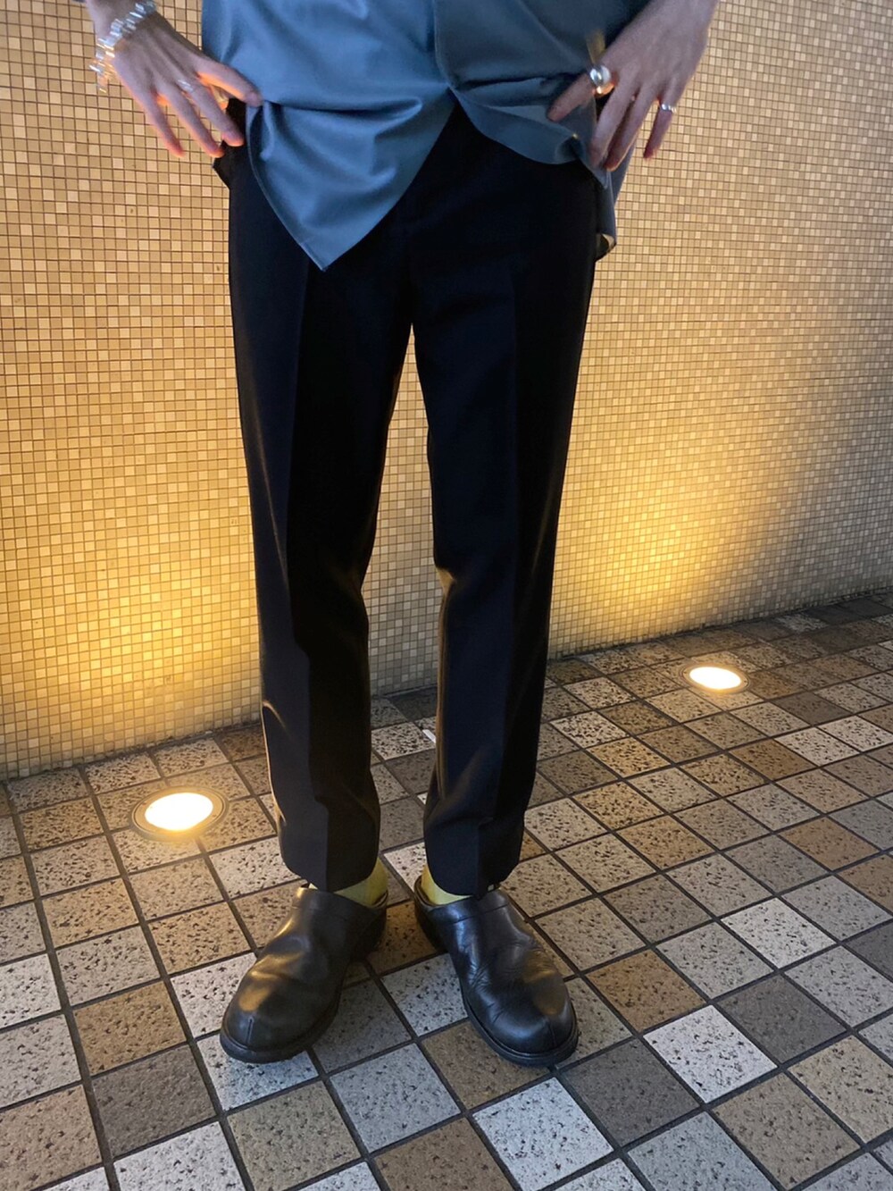 ブラック系のスラックス、ブルー系のTシャツ/カットソーを着用したメンズの夏コーディネートの2枚目の写真