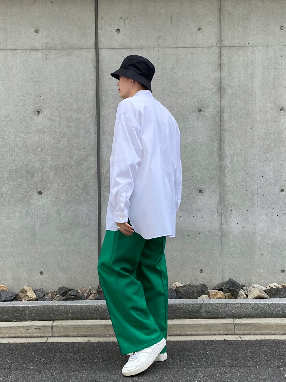 ホワイト系のシャツ/ブラウス、グリーン系のスラックスを着用したメンズの春コーディネートの2枚目の写真