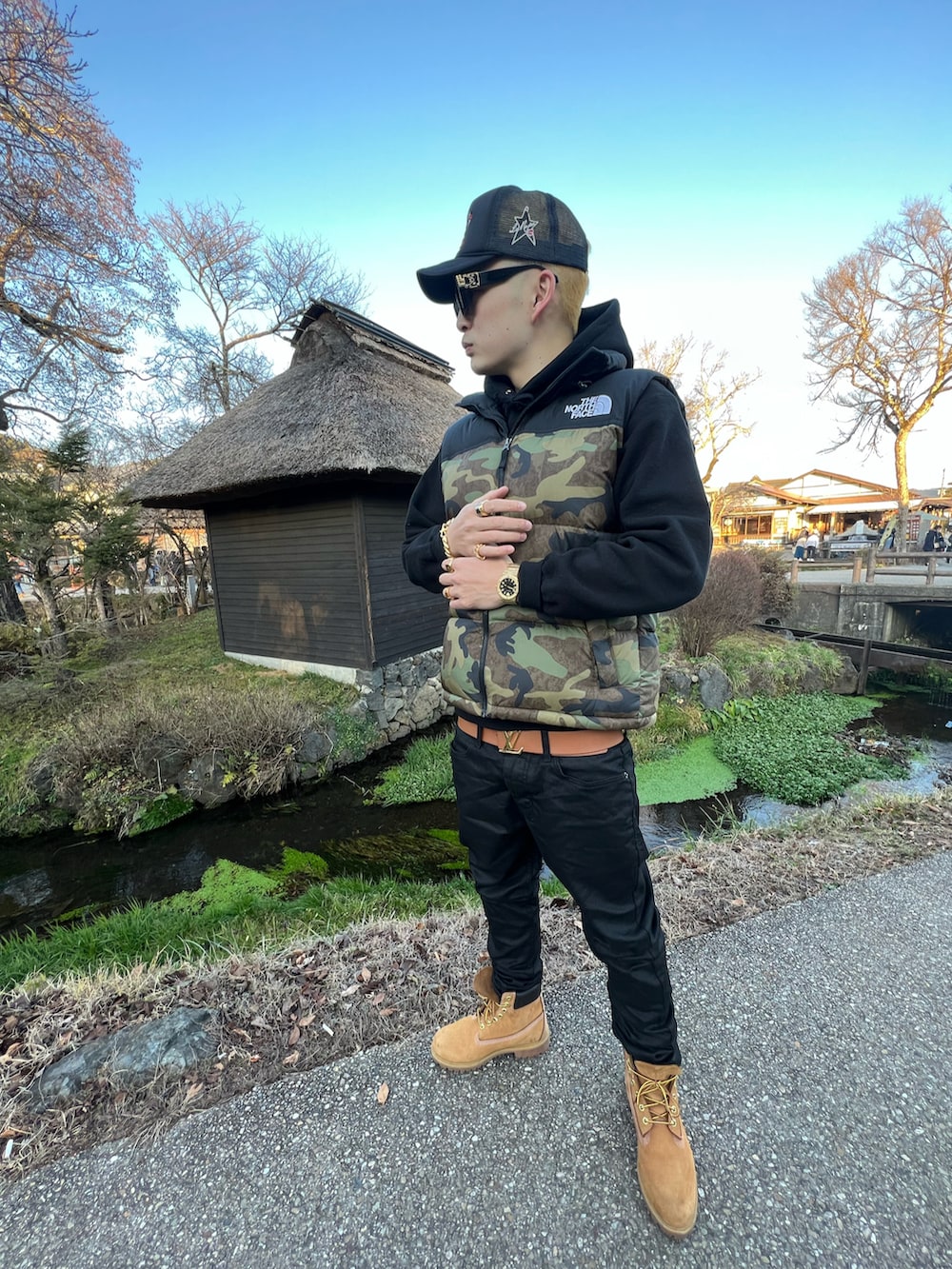 その他のダウンベスト、ブラック系のデニムパンツ、ベージュ系のブーツを着用したメンズの冬コーディネートの2枚目の写真