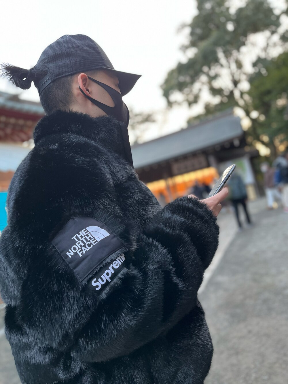 ブラック系のダウンジャケット/コート、ブラック系のダウンジャケット/コート、ブラック系のキャップを着用したメンズの冬コーディネートの2枚目の写真