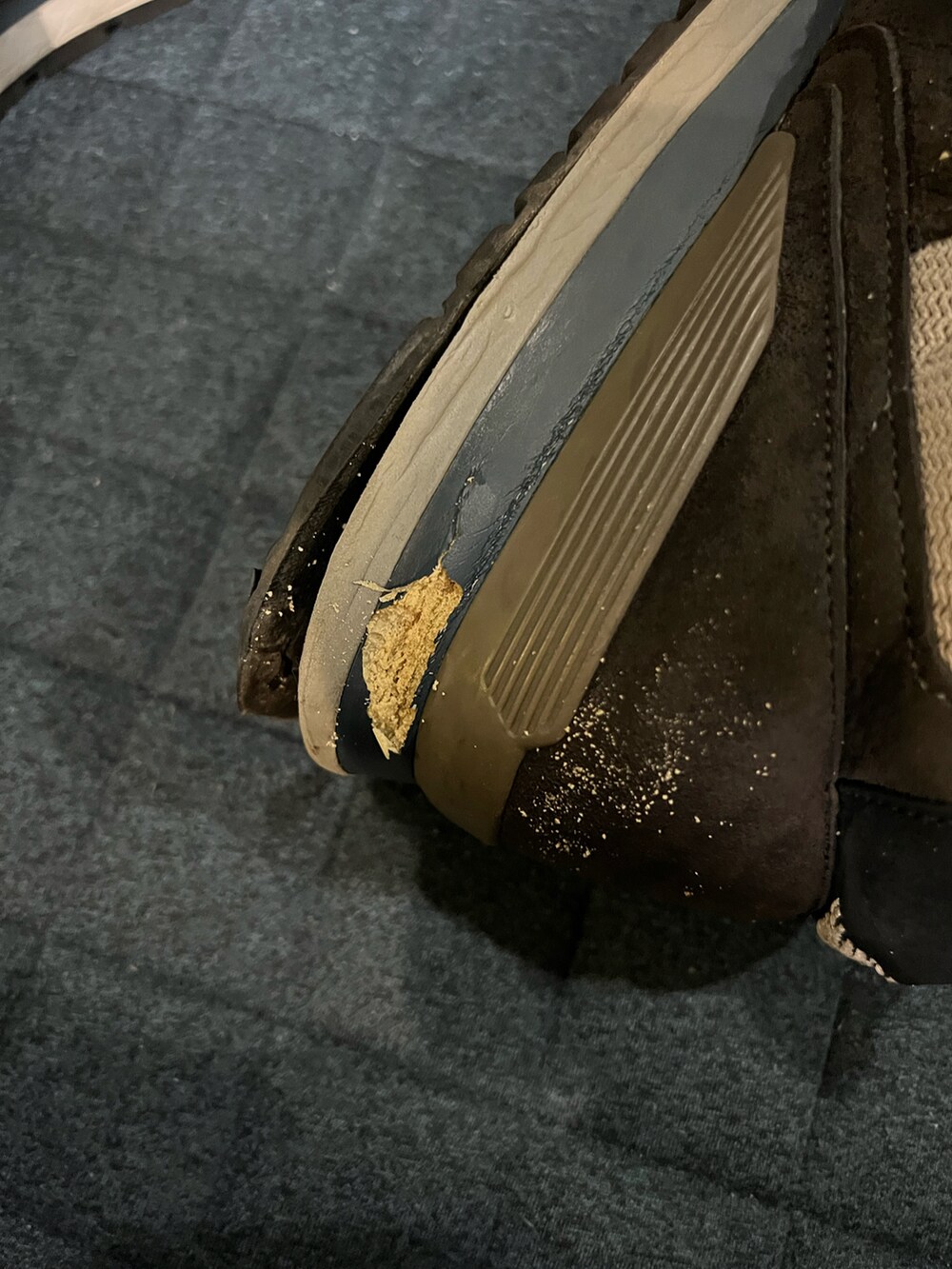 グレー系のスニーカーを着用したメンズの秋コーディネートの3枚目の写真