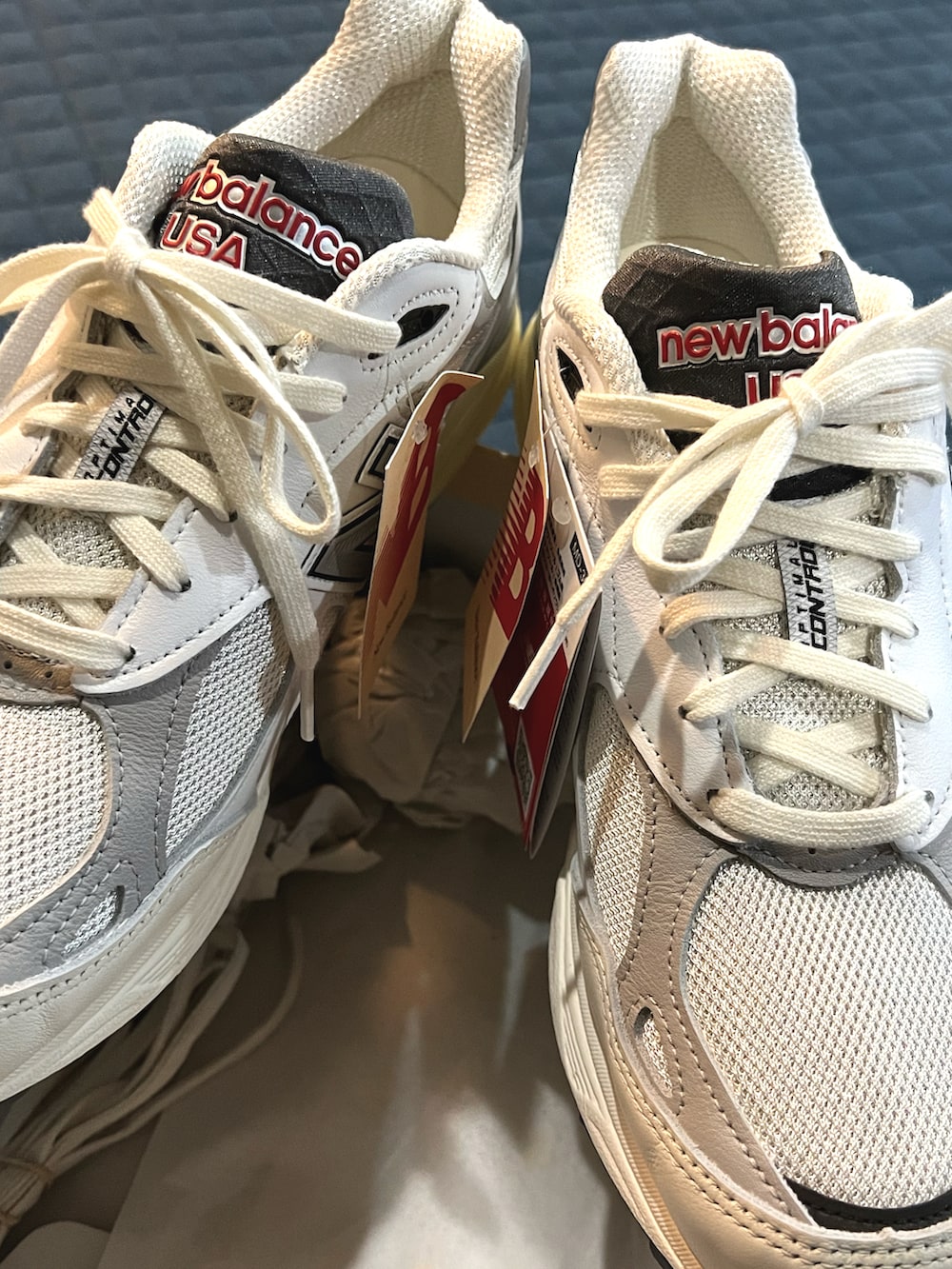 ホワイト系のスニーカーを着用したメンズの夏コーディネートの2枚目の写真