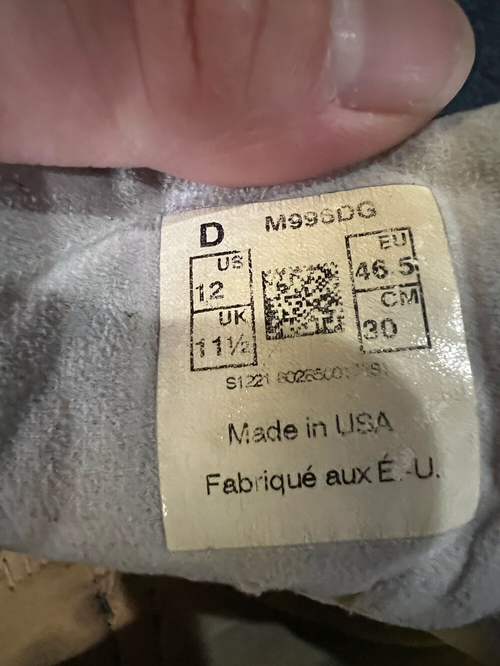 グレー系のスニーカーを着用したメンズの秋コーディネートの2枚目の写真