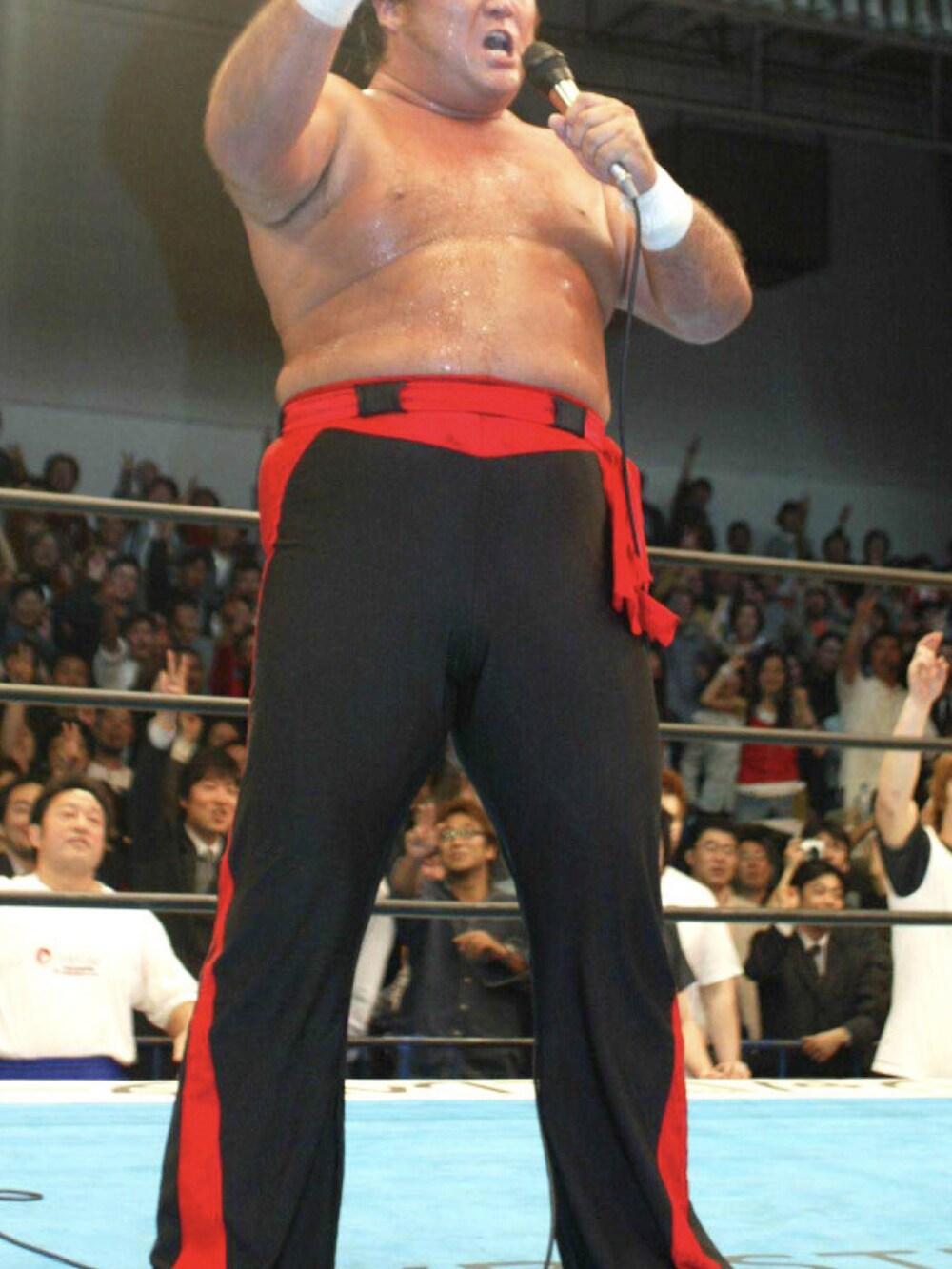 ブラック系のその他パンツを着用したメンズの秋コーディネートの3枚目の写真