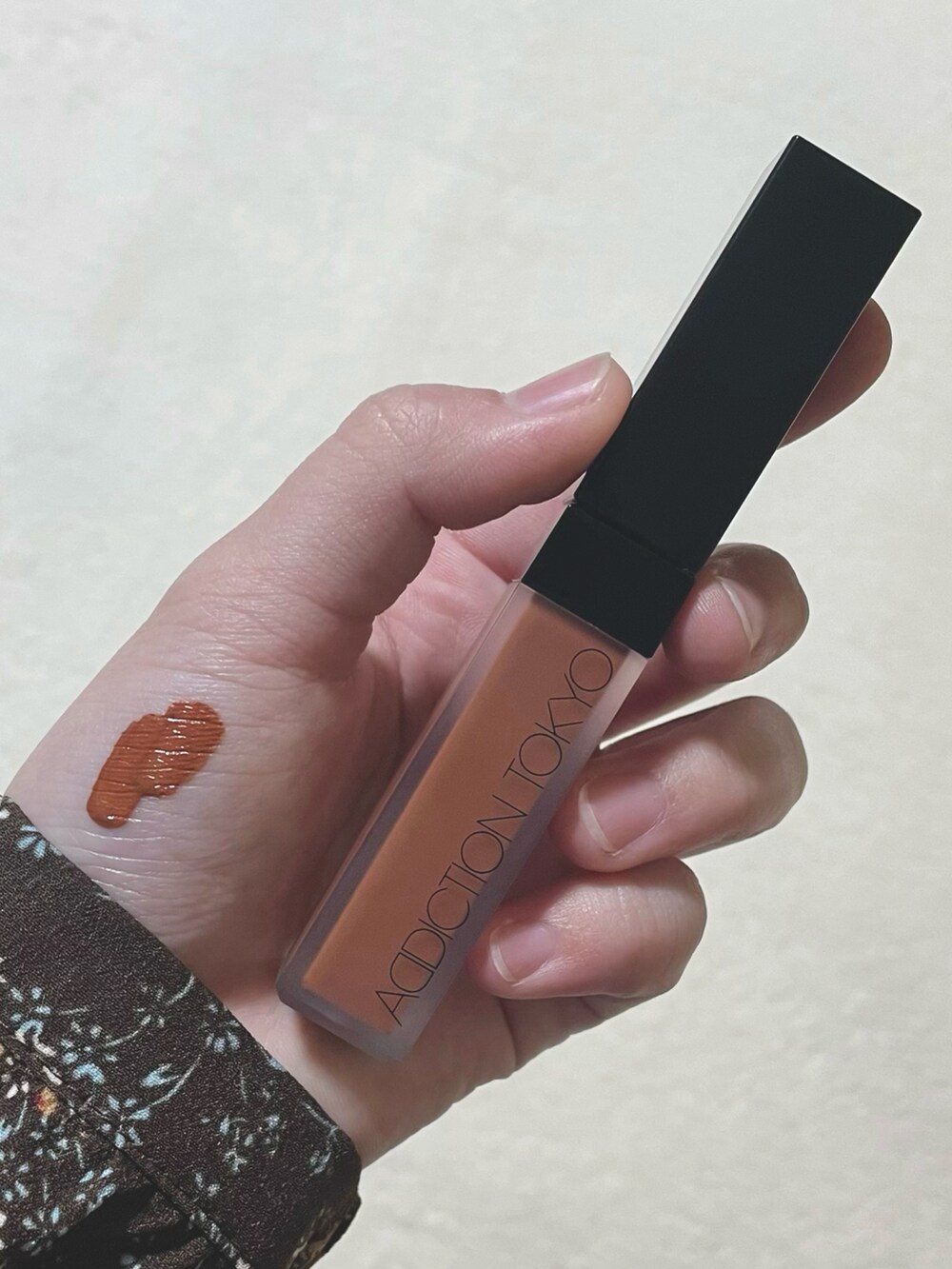 ブルー系のカーディガン/ボレロ、ホワイト系のTシャツ/カットソー、ホワイト系のその他パンツを着用したレディースの冬コーディネートの4枚目の写真