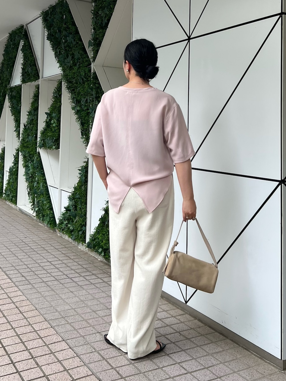 ブラック系のその他パンツ、ピンク系のシャツ/ブラウス、ブラック系のサンダルを着用したレディースの夏コーディネートの4枚目の写真