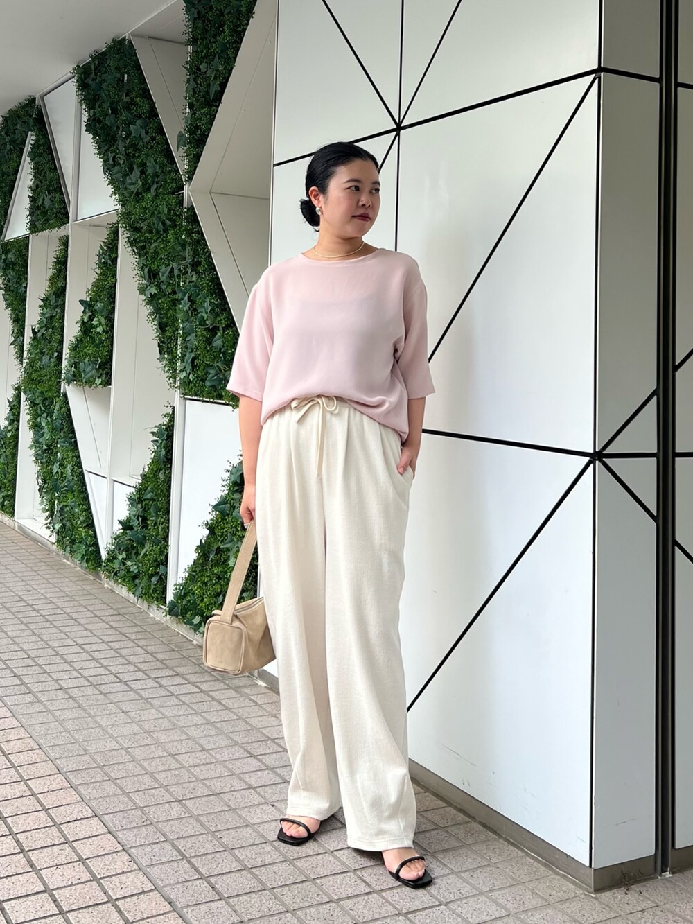 ブラック系のその他パンツ、ピンク系のシャツ/ブラウス、ブラック系のサンダルを着用したレディースの夏コーディネートの2枚目の写真
