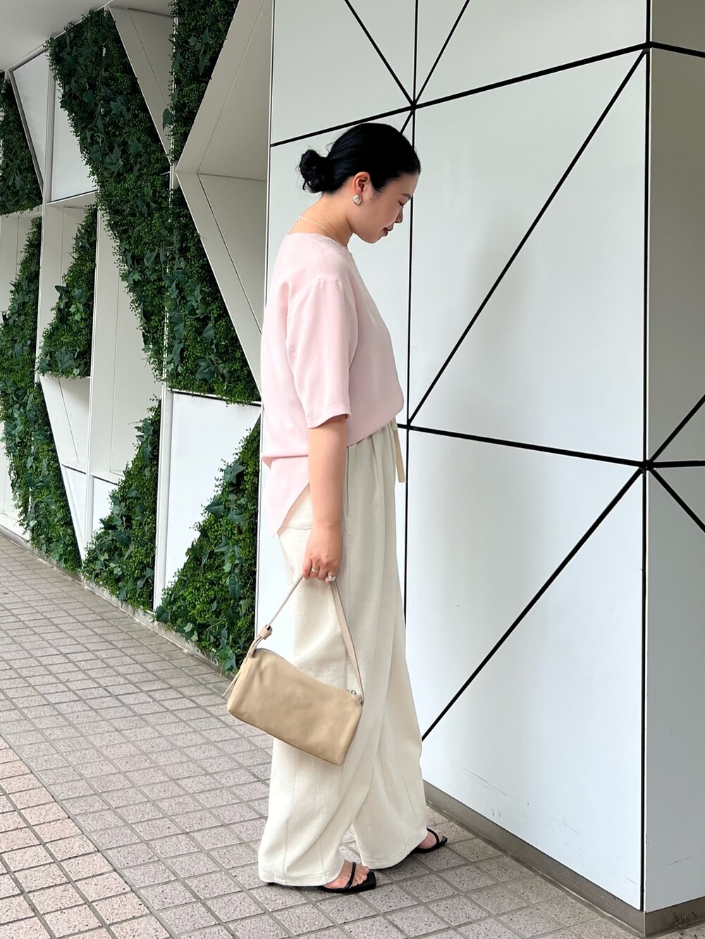 ブラック系のその他パンツ、ピンク系のシャツ/ブラウス、ブラック系のサンダルを着用したレディースの夏コーディネートの3枚目の写真