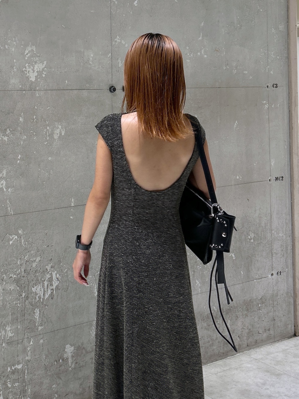 ブラック系のサンダル、ブラック系のワンピース、ブラック系のカーディガン/ボレロを着用したレディースの夏コーディネートの3枚目の写真