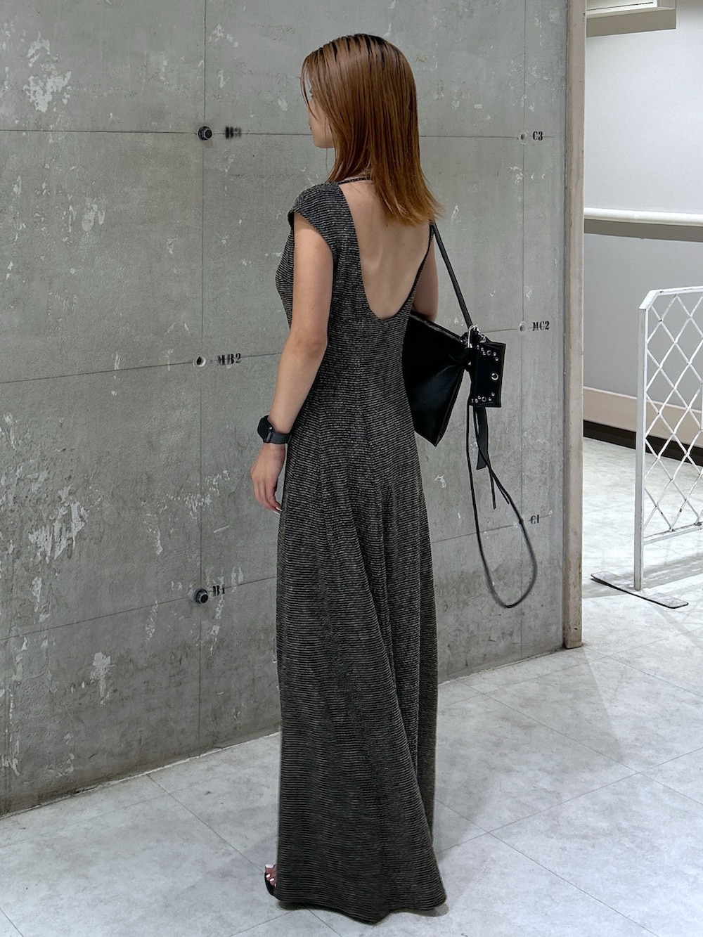 ブラック系のサンダル、ブラック系のワンピース、ブラック系のカーディガン/ボレロを着用したレディースの夏コーディネートの5枚目の写真