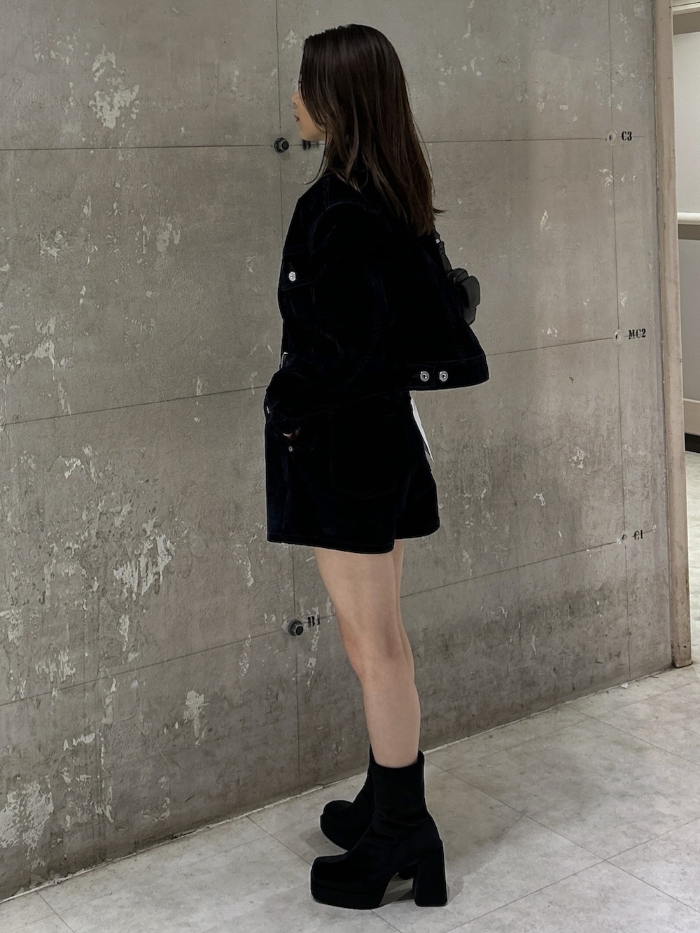 ブラック系のショルダーバッグ、ブラック系のブーツ、ブルー系のブルゾンを着用したレディースの秋コーディネートの6枚目の写真