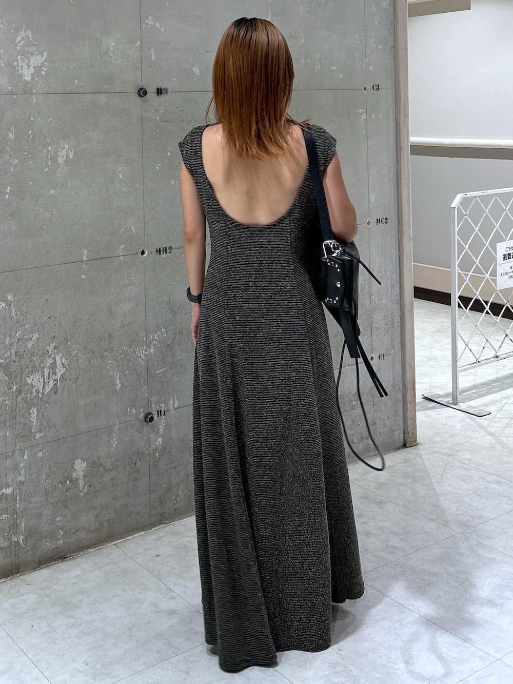 ブラック系のサンダル、ブラック系のワンピース、ブラック系のカーディガン/ボレロを着用したレディースの夏コーディネートの4枚目の写真