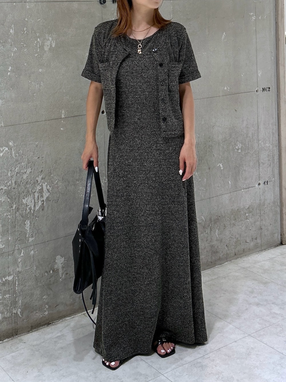 ブラック系のサンダル、ブラック系のワンピース、ブラック系のカーディガン/ボレロを着用したレディースの夏コーディネートの6枚目の写真