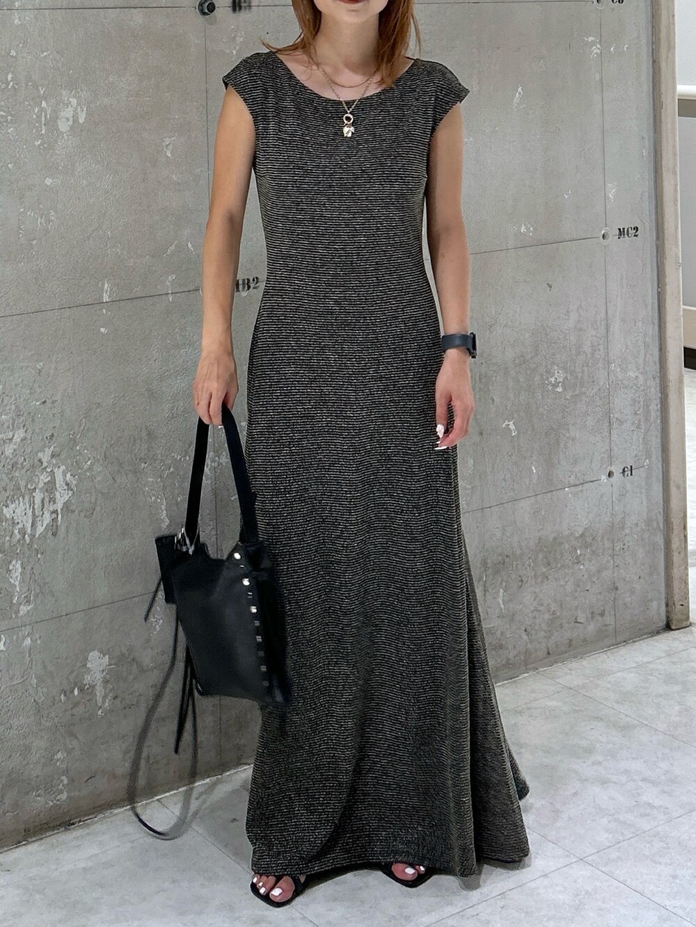 ブラック系のサンダル、ブラック系のワンピース、ブラック系のカーディガン/ボレロを着用したレディースの夏コーディネートの2枚目の写真