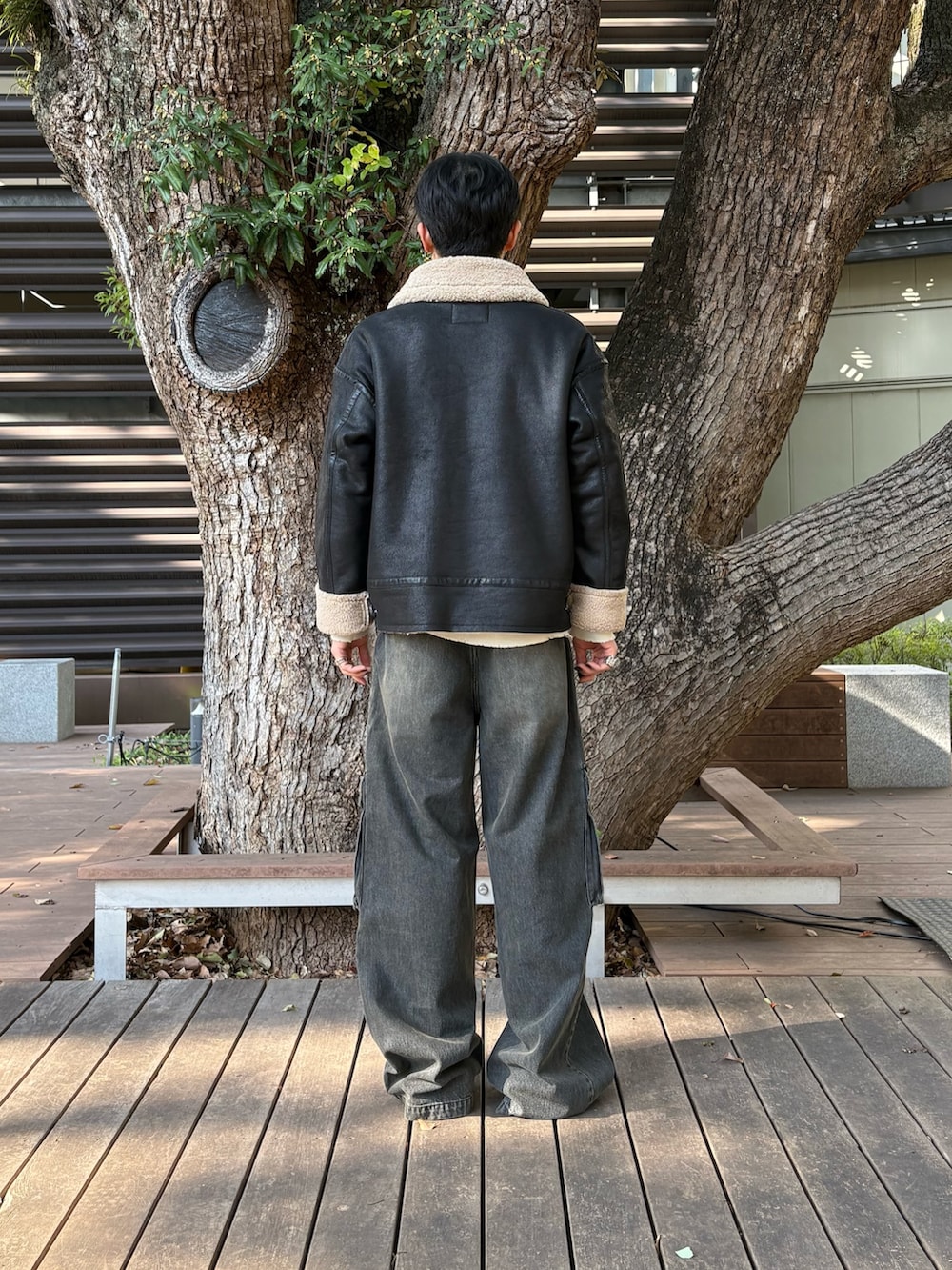 ブラック系のミリタリージャケット、ブラック系のデニムパンツを着用したメンズの秋コーディネートの4枚目の写真