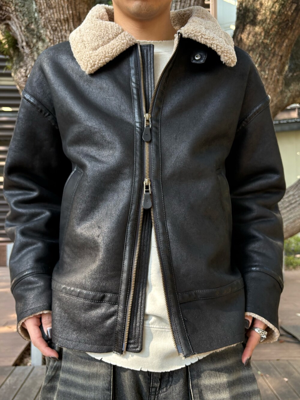 ブラック系のミリタリージャケット、ブラック系のデニムパンツを着用したメンズの秋コーディネートの7枚目の写真