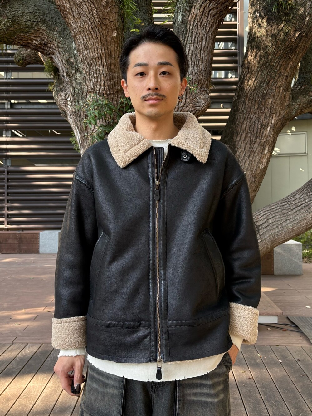 ブラック系のミリタリージャケット、ブラック系のデニムパンツを着用したメンズの秋コーディネートの5枚目の写真