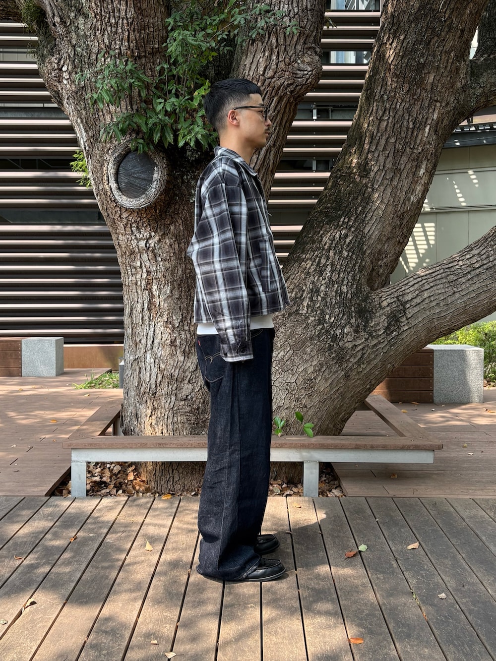 「チェック、着こなしのちょこっとテク、デニム、オトナカジュアル、今日のコーデ、メンズコーデ」｜「Levi'sのLEVI'S(R) / TWISTED BAGGY（デニムパンツ、ブルー系）」を使った、るじさん（メンズ・170cm）の夏コーディネートの3枚目の写真