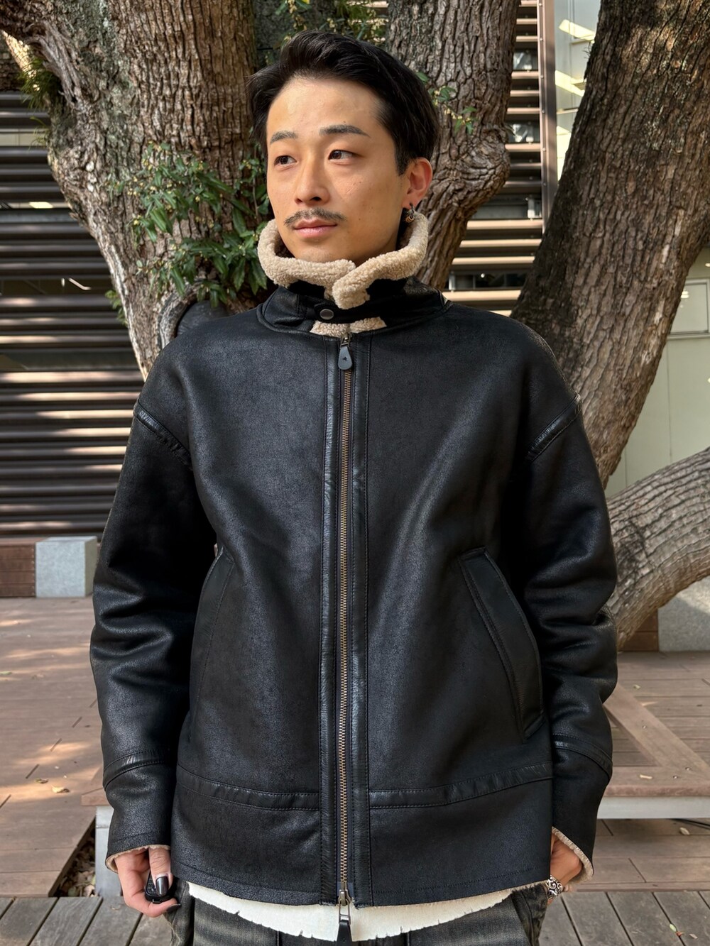 ブラック系のミリタリージャケット、ブラック系のデニムパンツを着用したメンズの秋コーディネートの8枚目の写真