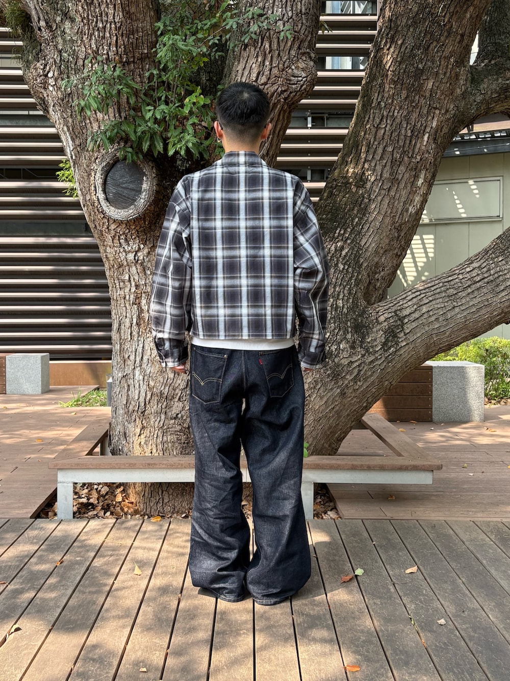 「チェック、着こなしのちょこっとテク、デニム、オトナカジュアル、今日のコーデ、メンズコーデ」｜「Levi'sのLEVI'S(R) / TWISTED BAGGY（デニムパンツ、ブルー系）」を使った、るじさん（メンズ・170cm）の夏コーディネートの4枚目の写真