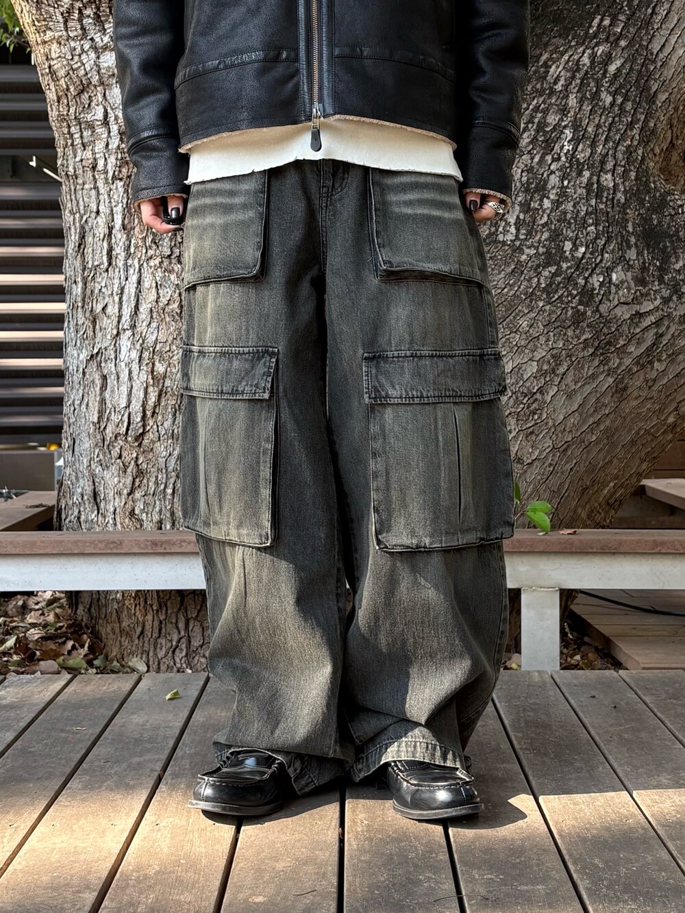 ブラック系のミリタリージャケット、ブラック系のデニムパンツを着用したメンズの秋コーディネートの9枚目の写真