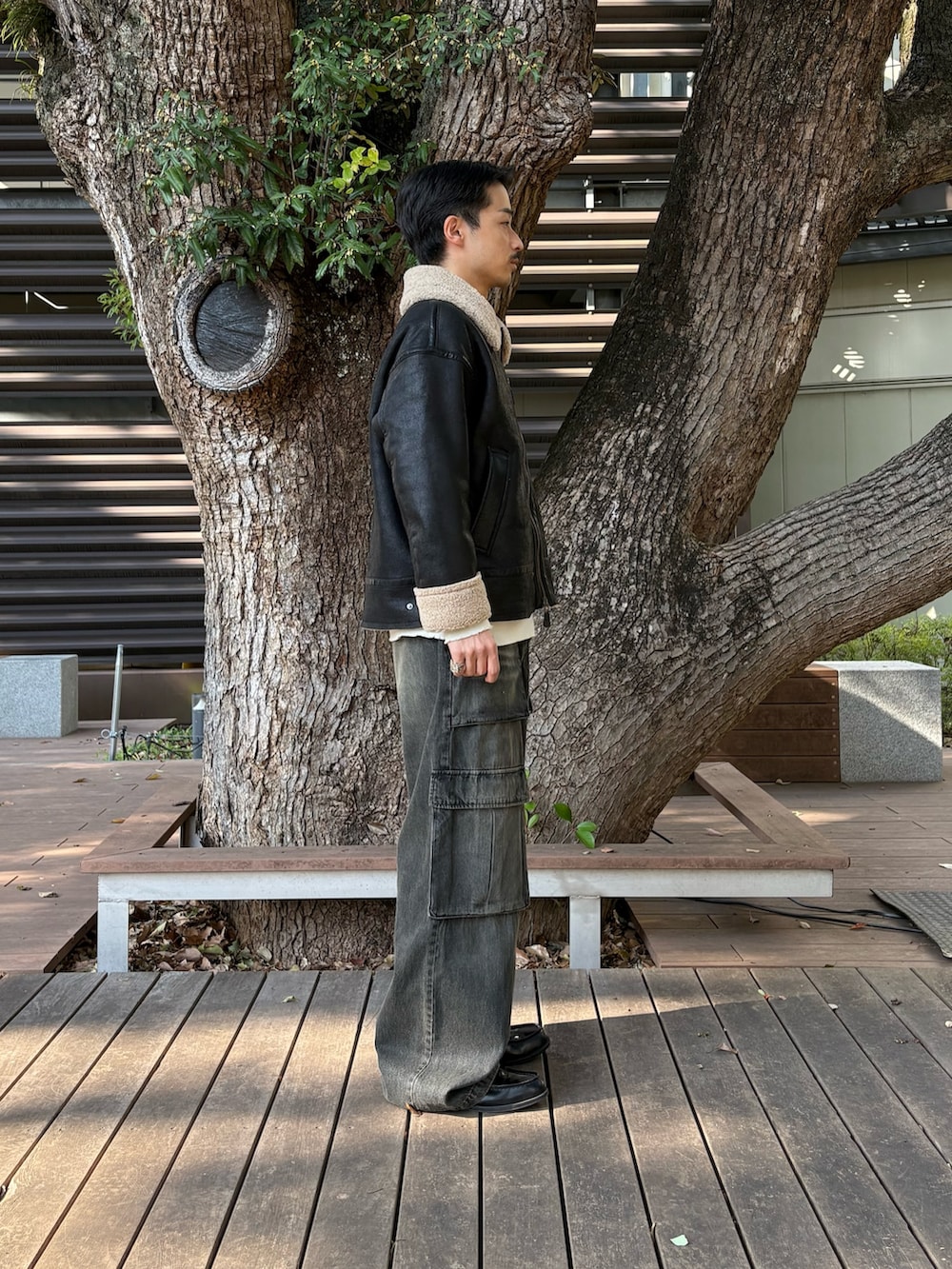 ブラック系のミリタリージャケット、ブラック系のデニムパンツを着用したメンズの秋コーディネートの3枚目の写真