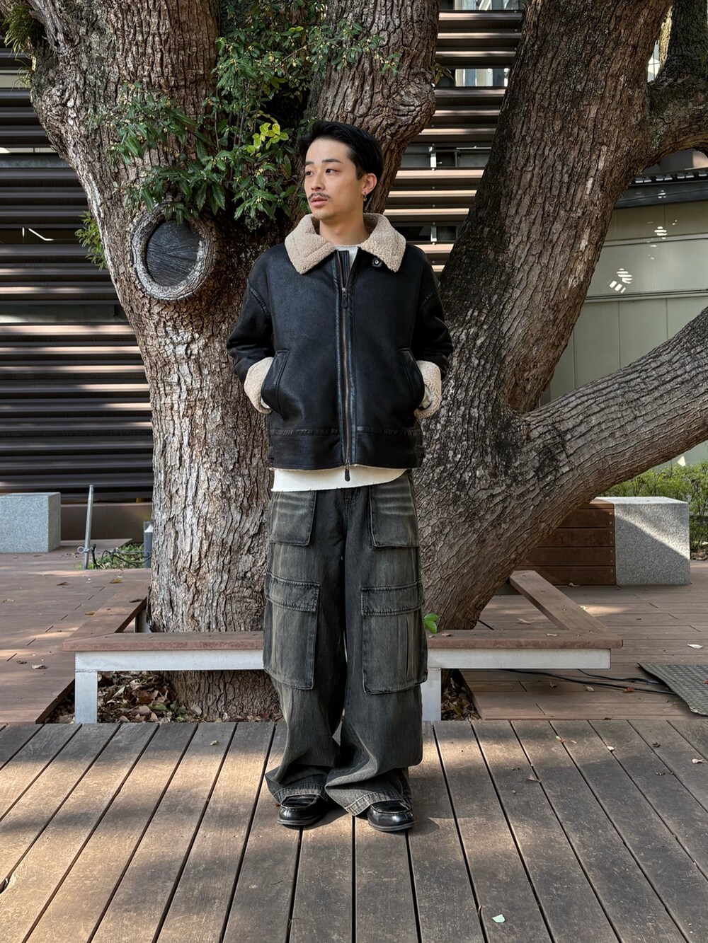 ブラック系のミリタリージャケット、ブラック系のデニムパンツを着用したメンズの秋コーディネートの2枚目の写真