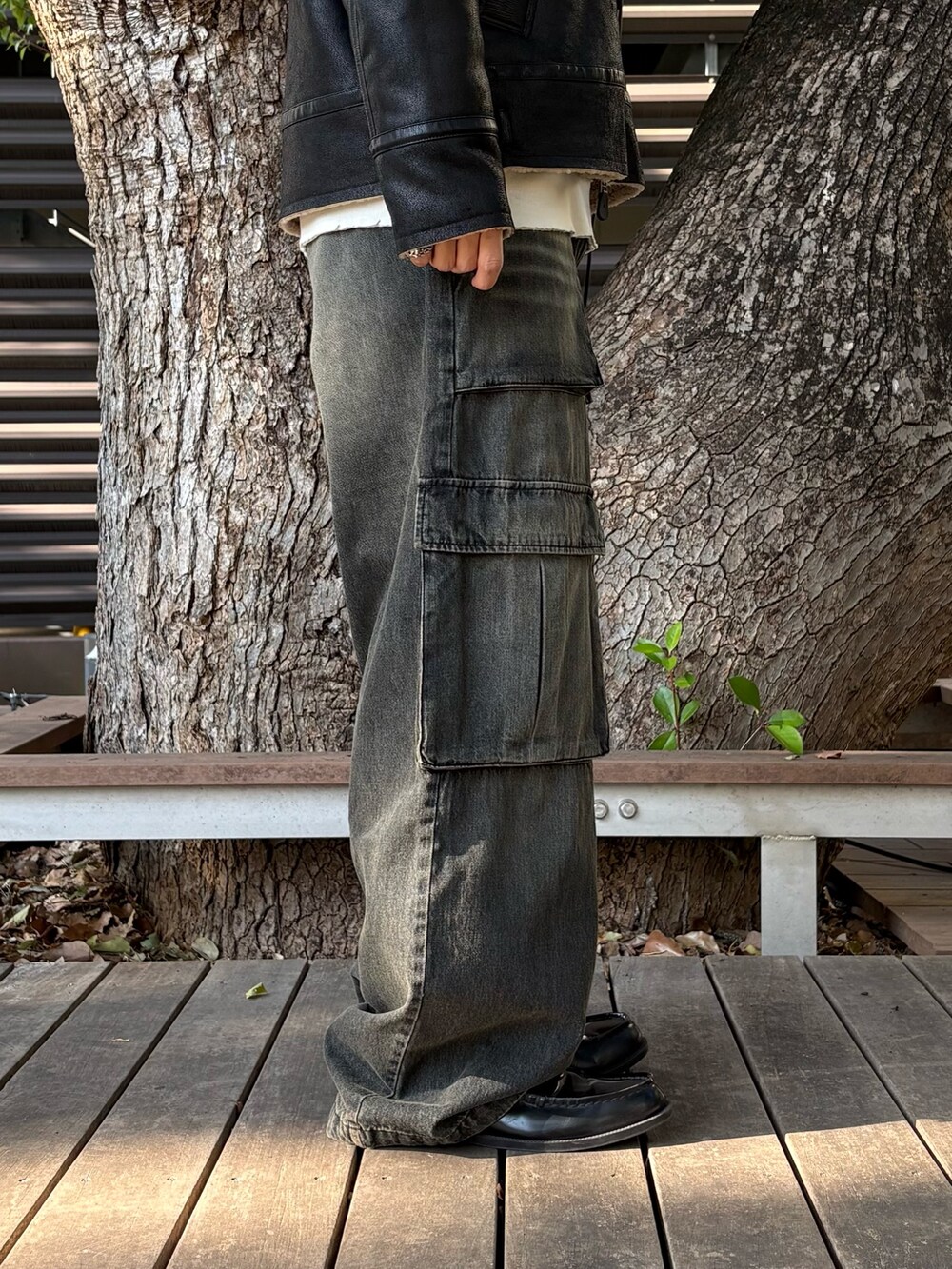 ブラック系のミリタリージャケット、ブラック系のデニムパンツを着用したメンズの秋コーディネートの10枚目の写真