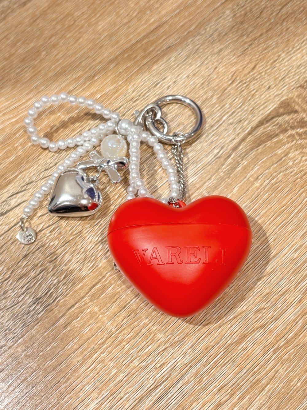 ブラック系のハンドケア/ハンドクリームを着用したレディースの冬コーディネートの2枚目の写真