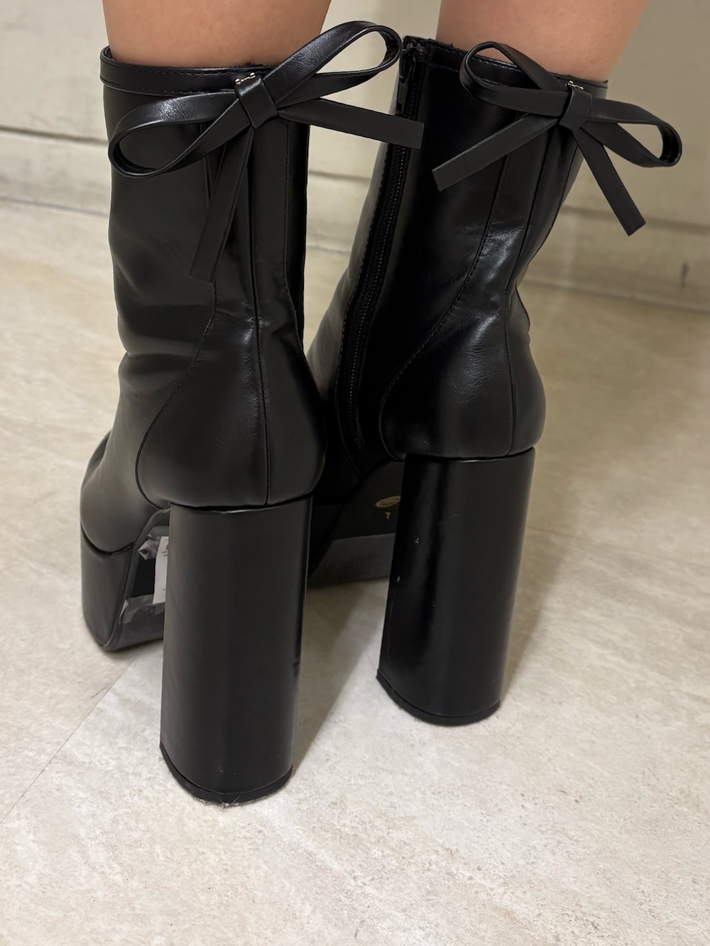 その他のワンピース、ブラック系のブーツを着用したレディースの春コーディネートの5枚目の写真