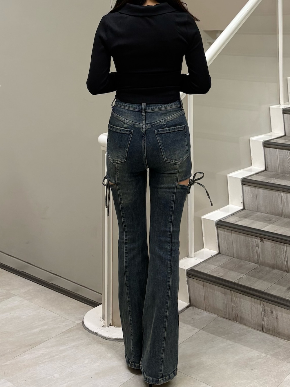 ブラック系のTシャツ/カットソー、ブルー系のデニムパンツ、ブラック系のパンプスを着用したレディースの春コーディネートの3枚目の写真