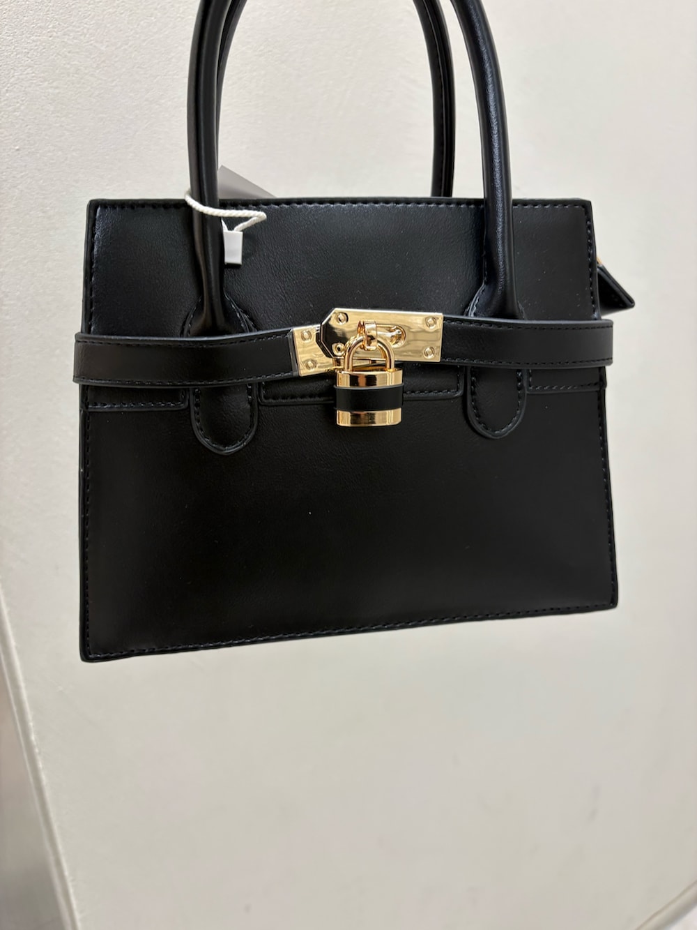ブラック系のニット/セーター、ブラウン系のその他パンツ、ブラック系のブーツを着用したレディースの秋コーディネートの4枚目の写真