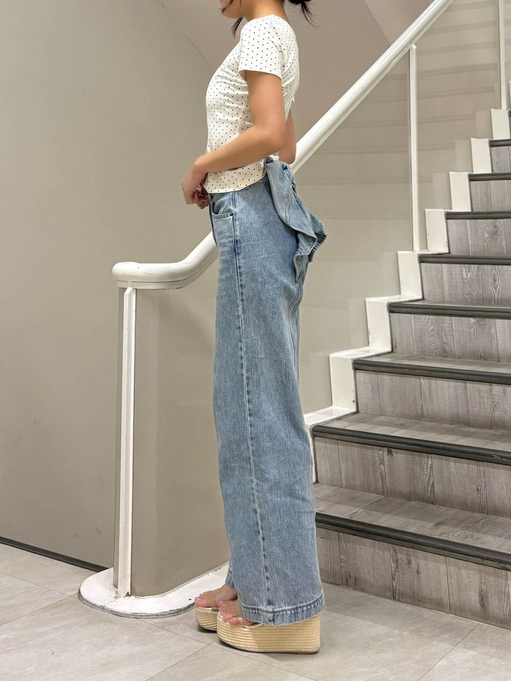 ホワイト系のTシャツ/カットソー、ブルー系のデニムパンツ、ホワイト系のサンダルを着用したレディースの夏コーディネートの2枚目の写真