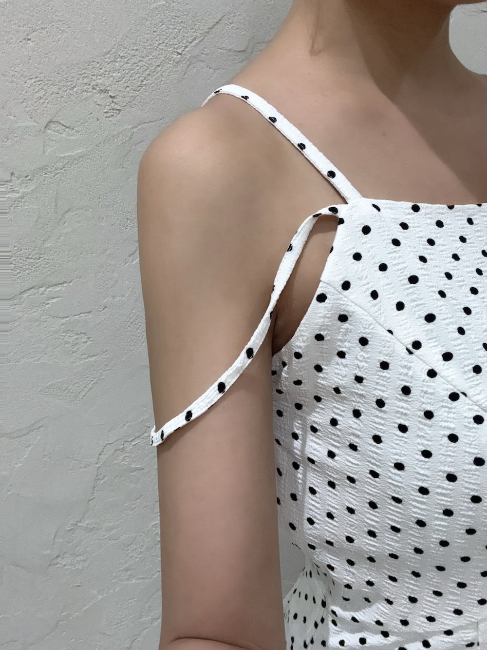 その他のワンピース、ホワイト系のサンダル、ブラック系のカーディガン/ボレロを着用したレディースの夏コーディネートの4枚目の写真