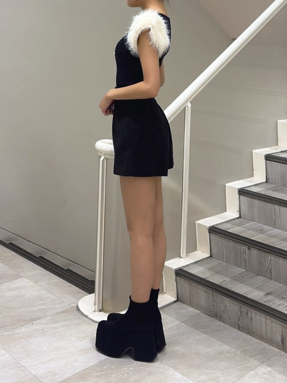 ブラック系のブーツ、ブラック系のニット/セーター、ブラック系のその他パンツを着用したレディースの夏コーディネートの2枚目の写真