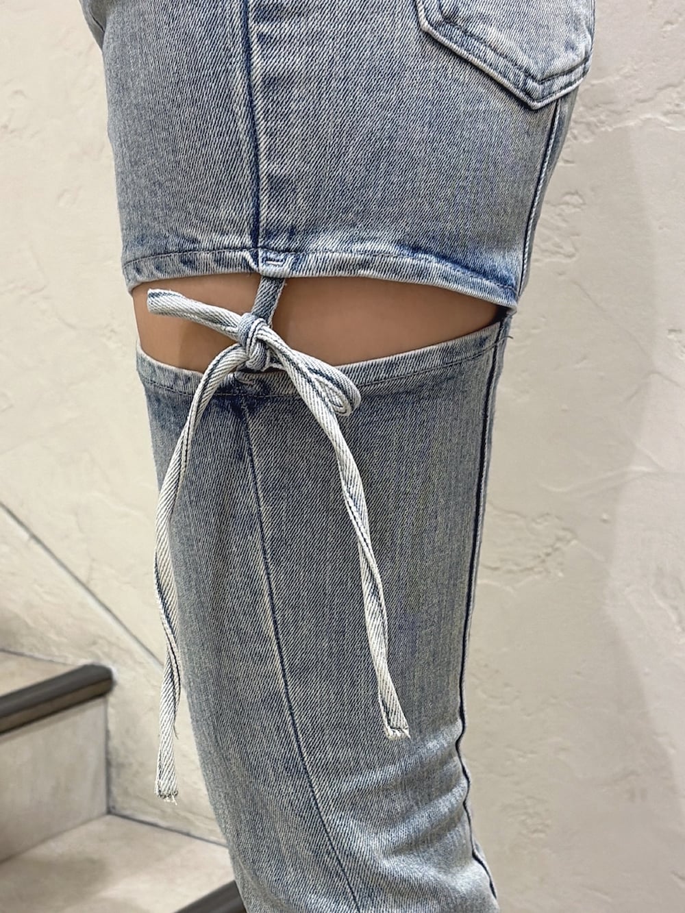 ピンク系のニット/セーター、ブルー系のデニムパンツ、ホワイト系のサンダルを着用したレディースの春コーディネートの4枚目の写真