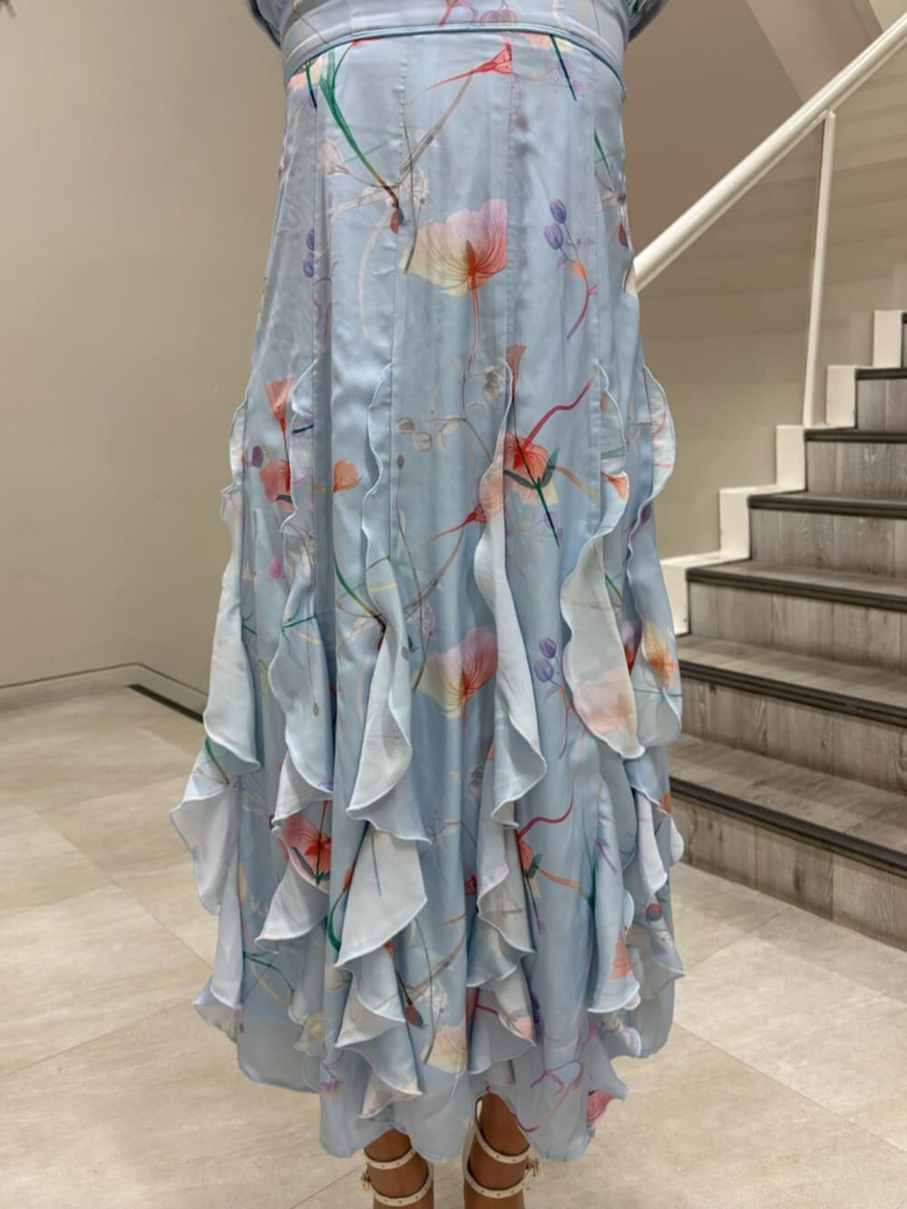 ホワイト系のパンプス、ブルー系のワンピースを着用したレディースの冬コーディネートの5枚目の写真