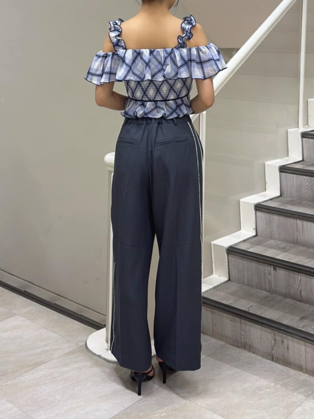 その他のシャツ/ブラウス、グレー系のその他パンツ、ブラック系のサンダルを着用したレディースの夏コーディネートの3枚目の写真