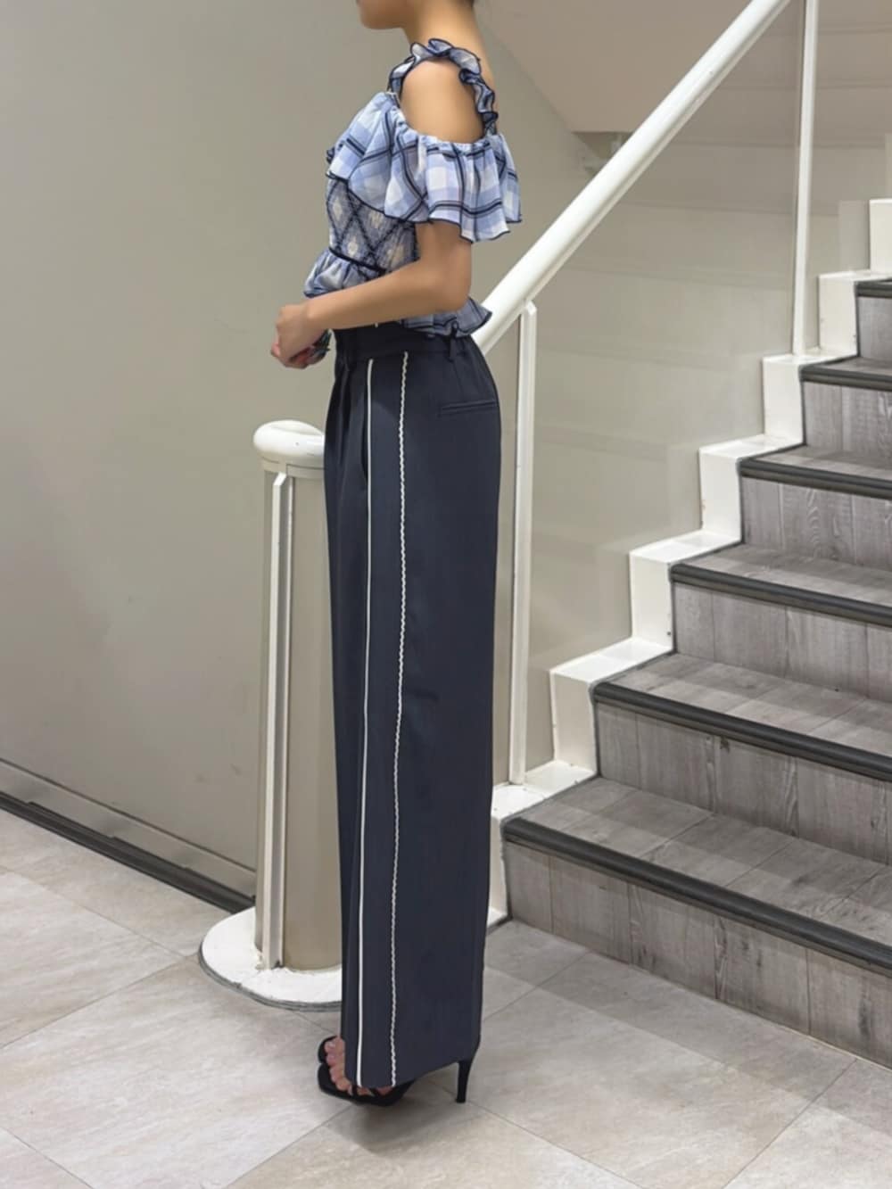 その他のシャツ/ブラウス、グレー系のその他パンツ、ブラック系のサンダルを着用したレディースの夏コーディネートの2枚目の写真