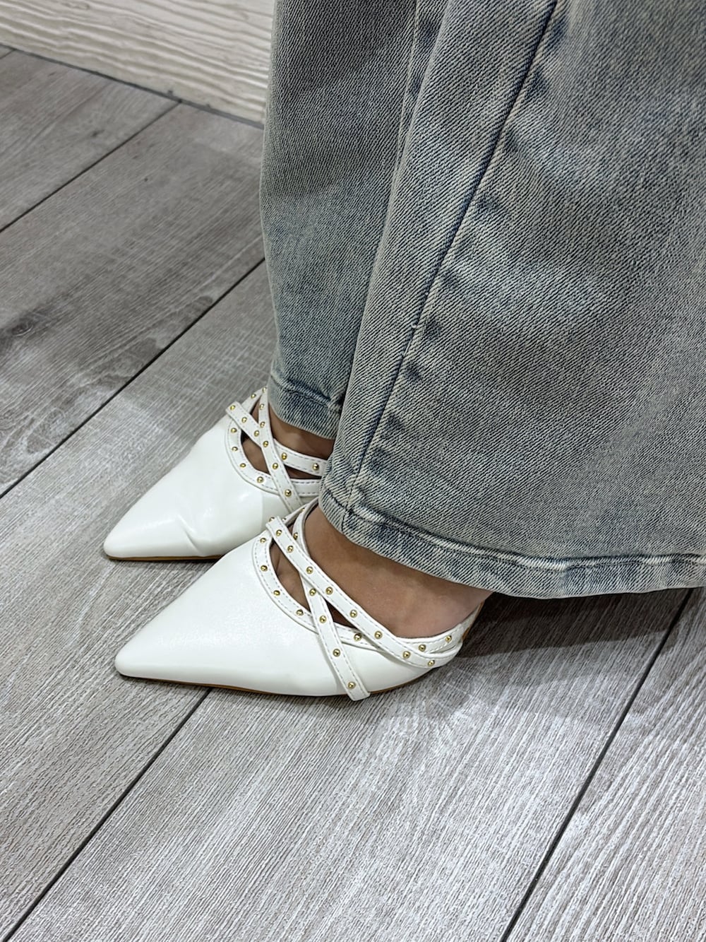 ピンク系のシャツ/ブラウス、ブルー系のデニムパンツ、ホワイト系のパンプスを着用したレディースの冬コーディネートの5枚目の写真