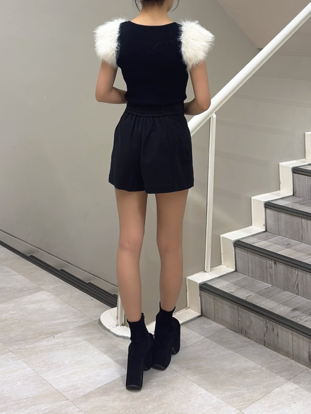 ブラック系のブーツ、ブラック系のニット/セーター、ブラック系のその他パンツを着用したレディースの夏コーディネートの3枚目の写真