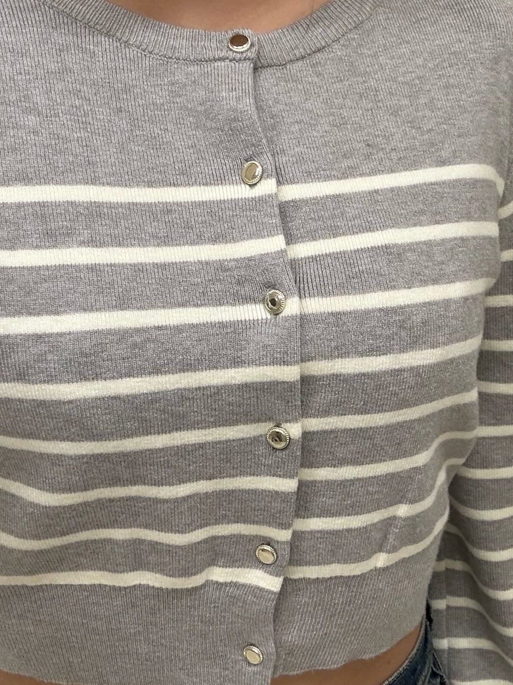 グレー系のカーディガン/ボレロ、ブルー系のデニムパンツを着用したレディースの春コーディネートの4枚目の写真