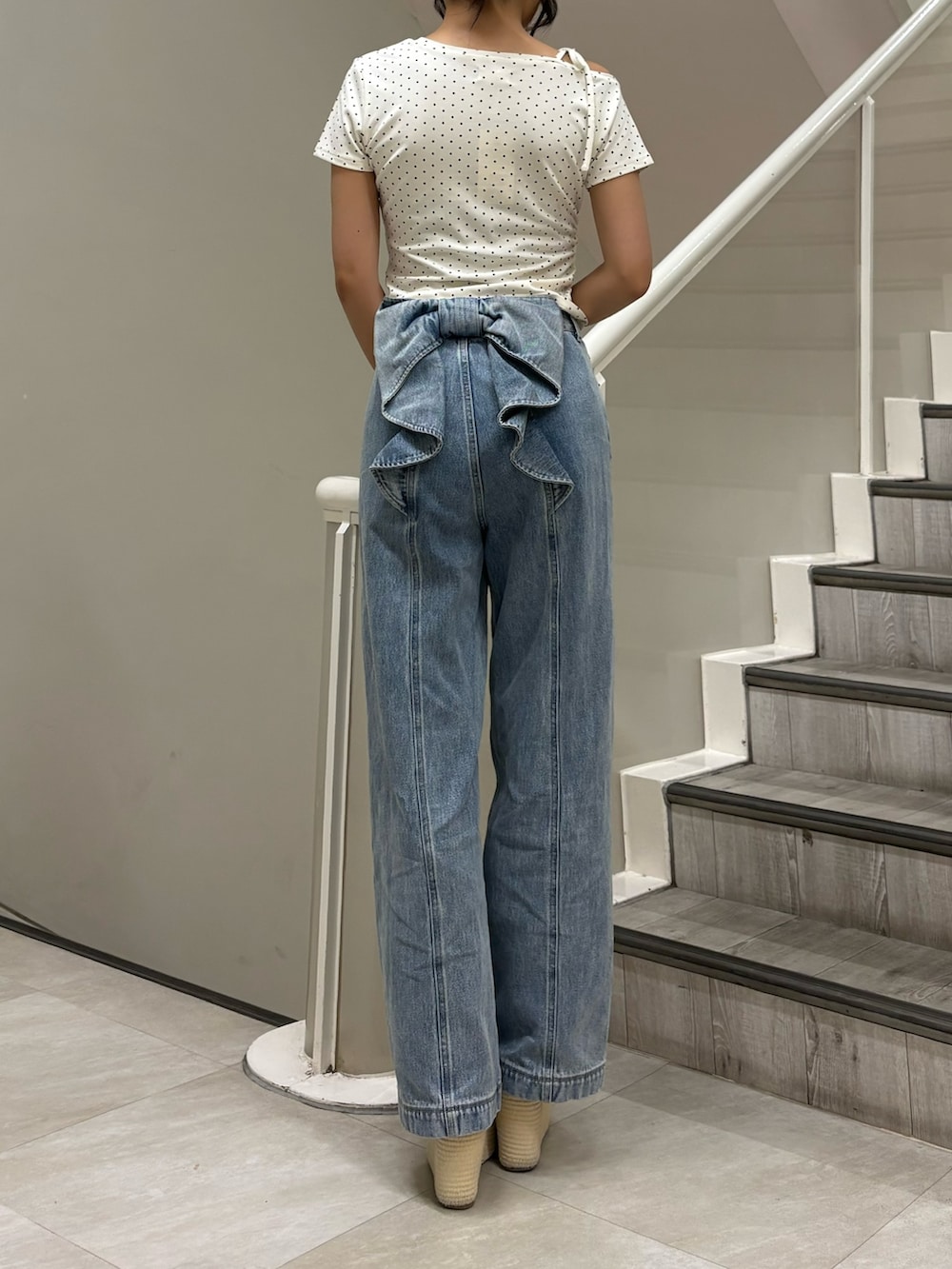 ホワイト系のTシャツ/カットソー、ブルー系のデニムパンツ、ホワイト系のサンダルを着用したレディースの夏コーディネートの3枚目の写真