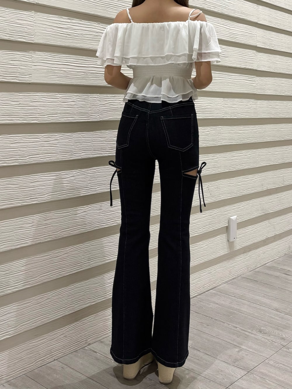 ホワイト系のシャツ/ブラウス、ブルー系のデニムパンツ、ホワイト系のサンダルを着用したレディースの夏コーディネートの3枚目の写真