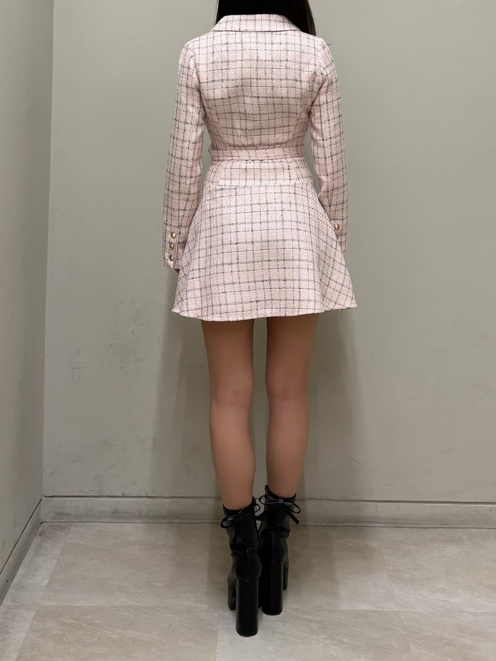 ピンク系のワンピース、ブラック系のブーツを着用したレディースの春コーディネートの3枚目の写真